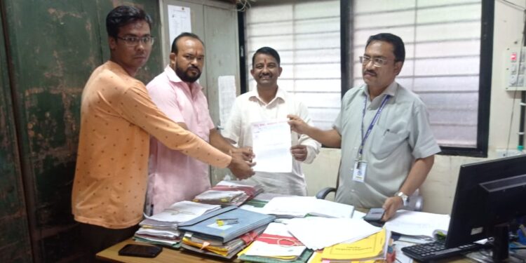 भररस्त्यातील जीवघेण्या खड्याची व ड्रेनेची तातडीने दुरुस्ती करा: हिंदु सेवा सहाय्य समितीची मागणी