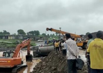 विसरवाडी जवळील पूल दुरुस्तीचे काम युद्ध पातळीवर सुरू, अवजड वाहनांना अद्यापही प्रवेश बंदच