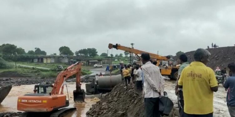 विसरवाडी जवळील पूल दुरुस्तीचे काम युद्ध पातळीवर सुरू, अवजड वाहनांना अद्यापही प्रवेश बंदच