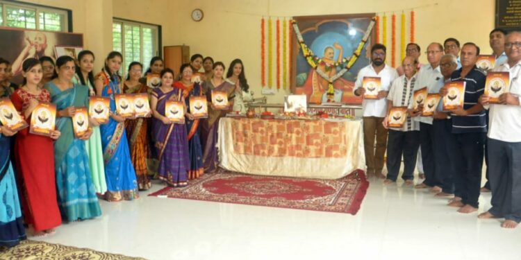 गण गण गणात बोतेचा जयघोष करीत नामजप पुस्तिका शेगावला रवाना