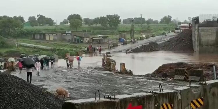 मोठ्ठी बातमी : राष्ट्रीय महामार्ग विसरवाडी जवळील पूल पुन्हा गेला वाहून