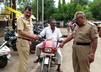 शहादा शहरात अतिक्रमण व फॅन्सी-विना नंबर प्लेट वाहनांवर पोलिसांची धडक कारवाई