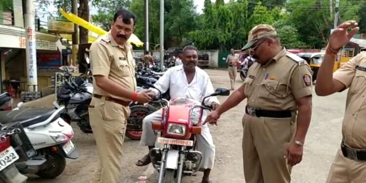 शहादा शहरात अतिक्रमण व फॅन्सी-विना नंबर प्लेट वाहनांवर पोलिसांची धडक कारवाई