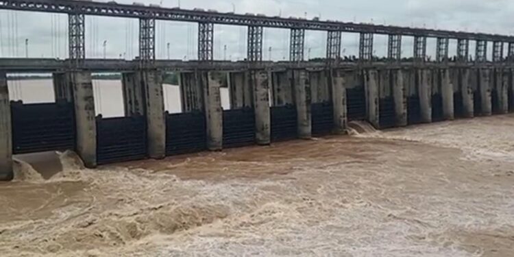 सतर्कतेचा इशारा : सारंगखेडा बॅरेजचे ४ व प्रकाशा बॅरेजचे ५ दरवाजे पूर्ण क्षमतेने उघडले