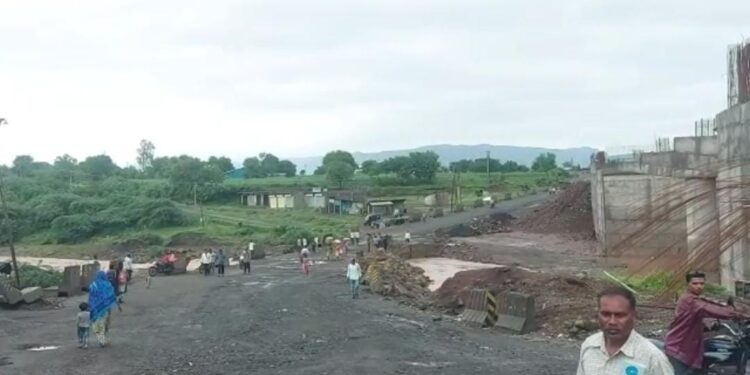 राष्ट्रीय महामार्ग अवजड वाहनांसाठी बंदच, बाजारपेठेत येणाऱ्या नागरिकांसाठी मात्र खूला