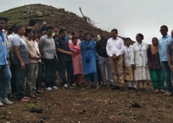 पावसामुळे झालेल्या नुकसानीचीही पाहणी करण्यासाठी जिल्हाधिकारी पोहचल्या सातपुड्यातील शेवटच्या टोकाला