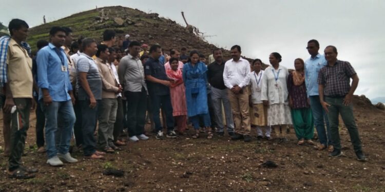पावसामुळे झालेल्या नुकसानीचीही पाहणी करण्यासाठी जिल्हाधिकारी पोहचल्या सातपुड्यातील शेवटच्या टोकाला