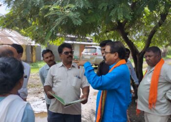 आ.आमश्या पाडवी यांची पूरग्रस्त वडफळी आश्रम शाळेसह आरोग्य केंद्राला भेट ,नागरिकांशी साधला संवाद