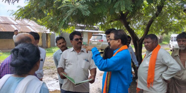 आ.आमश्या पाडवी यांची पूरग्रस्त वडफळी आश्रम शाळेसह आरोग्य केंद्राला भेट ,नागरिकांशी साधला संवाद