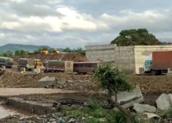 अखेर चौथ्या दिवशी विसरवाडी पुलावरून एकेरी वाहतूक सुरू