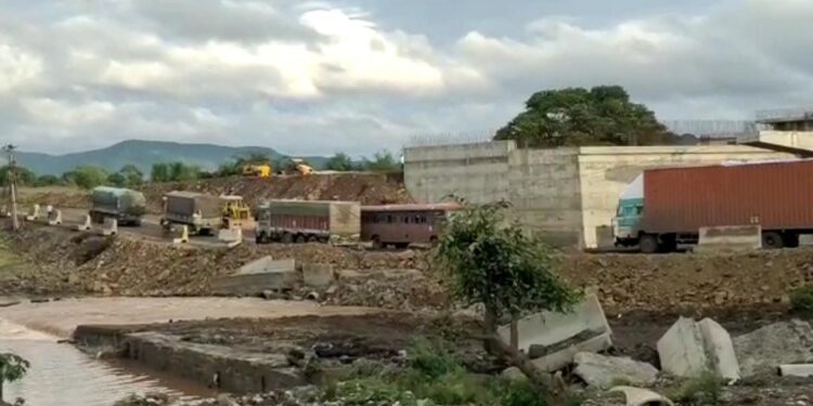 अखेर चौथ्या दिवशी विसरवाडी पुलावरून एकेरी वाहतूक सुरू