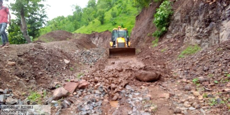 सातपुड्यातील दुर्गम भागात दरड हटविण्याच्या कामाला दोन जेसीबीद्वारे सुरुवात