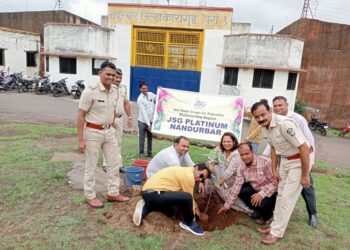 जिल्हा कारागृह परिसरात वृक्षारोपण तसेच कैद्यांसाठी पाण्याचा पिंप भेट