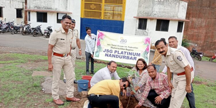 जिल्हा कारागृह परिसरात वृक्षारोपण तसेच कैद्यांसाठी पाण्याचा पिंप भेट