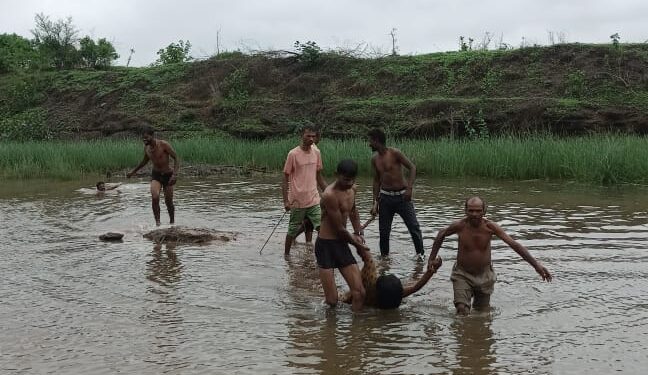 पूरात वाहुन मृत्यू झालेल्या महिलेचा ५ दिवसानंतरही पत्ता लागेना