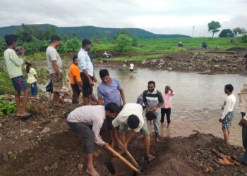 पूलाच्या दुरुस्ती कडे प्रशासनाचे दुर्लक्ष अखेर ग्रामस्थांनी हातात टिकाव, पावडी घेत दुरुस्तीला केली सुरुवात