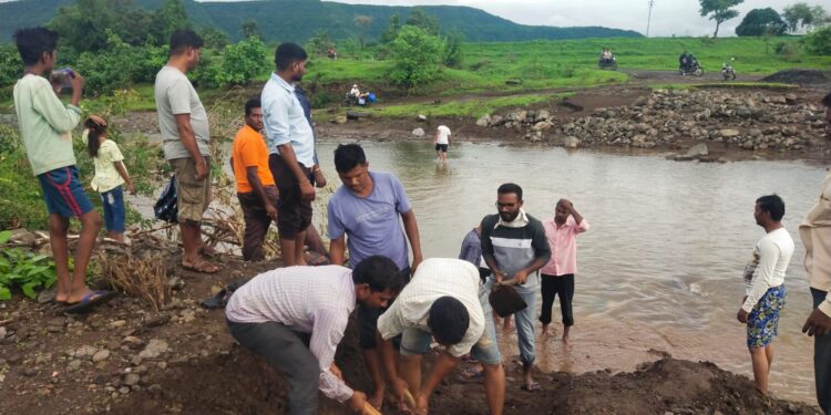 पूलाच्या दुरुस्ती कडे प्रशासनाचे दुर्लक्ष अखेर ग्रामस्थांनी हातात टिकाव, पावडी घेत दुरुस्तीला केली सुरुवात