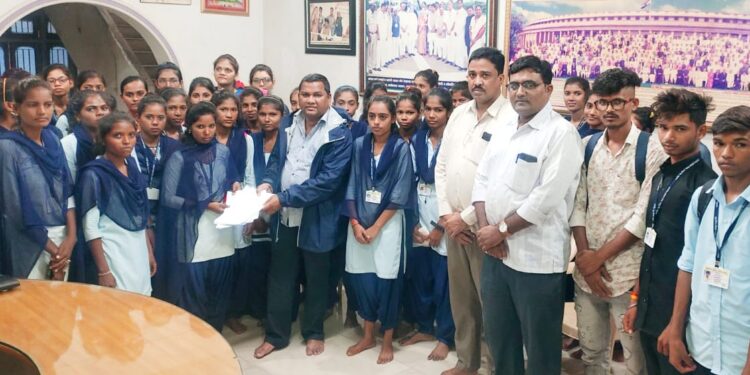 नवापूर केंद्रावर आयटीआयची परीक्षा घेण्यात यावी, विद्यार्थ्यांचे भाजपा तालुकाध्यक्ष भरत गावित यांना निवेदन