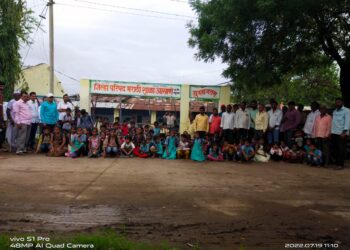 संतप्त पालकांचे शाळा बंद आंदोलन : आसाणे येथील जि.प.शाळेची दुरवस्था, प्रशासनाचे दुर्लक्ष