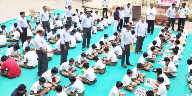 डी.आर हायस्कूल मध्ये जागतिक बुद्धिबळ दिवसानिमित्त बुद्धीबळ स्पर्धा उत्साहात