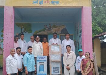 निवुत्त मुख्याध्यापकाने विद्यार्थ्यांसाठी दिले एक लाखाचे पाणी फिल्टर व कुलिंग यंत्र