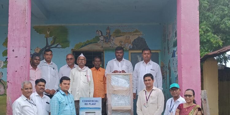 निवुत्त मुख्याध्यापकाने विद्यार्थ्यांसाठी दिले एक लाखाचे पाणी फिल्टर व कुलिंग यंत्र