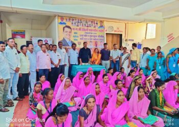 देवेंद्र फडणवीस यांच्या वाढदिवसानिमित्त बोरद येथे साड्या वाटप