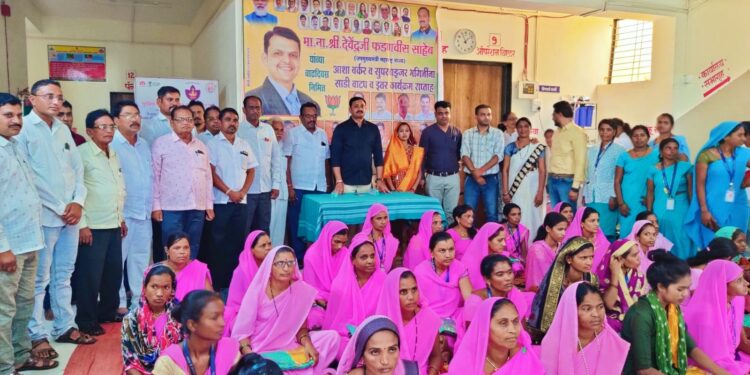 देवेंद्र फडणवीस यांच्या वाढदिवसानिमित्त बोरद येथे साड्या वाटप