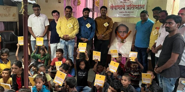 तळोदा येथे लोकशाहीर अण्णाभाऊ साठे यांच्या पुण्यतिथी निमित्त शैक्षणिक साहित्य वाटप