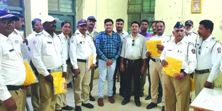 नंदुरबार शहर वाहतुक शाखेच्या पोलिस कर्मचार्यांना रेनकोटचे वाटप
