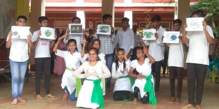 एस.ए.मिशन हायस्कूल व कनिष्ठ महाविद्यालयात वृक्षारोपण