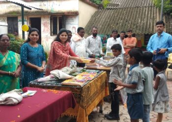 अमोणी येथे जि. प. शाळेत ॲड.सिमा वळवी यांच्या हस्ते शैक्षणिक साहित्याचे वाटप