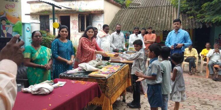 अमोणी येथे जि. प. शाळेत ॲड.सिमा वळवी यांच्या हस्ते शैक्षणिक साहित्याचे वाटप