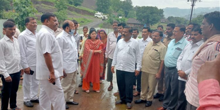 वडफळी परिसरातील अतिवृष्टीने नुकसान झालेल्या भागाची आ. ॲड. के.सी. पाडवी यांनी केली पाहणी