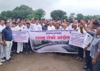 निद्रिस्त प्रशासनाला जागे करण्यासाठी नागरिकांचे रस्ता रोको, प्रत्यक्ष सुरुवात केल्यानंतर आंदोलन तूर्तास मागे