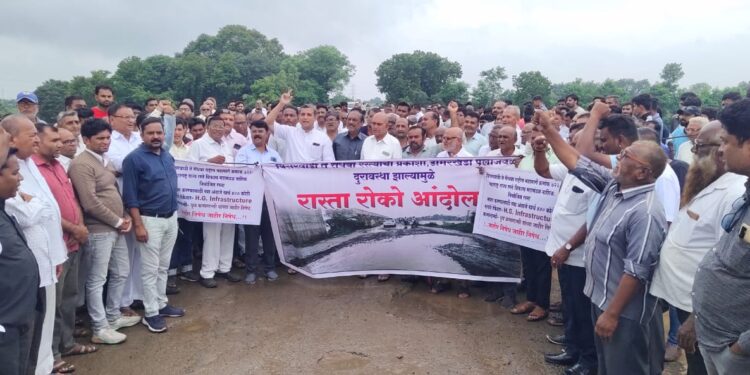 निद्रिस्त प्रशासनाला जागे करण्यासाठी नागरिकांचे रस्ता रोको, प्रत्यक्ष सुरुवात केल्यानंतर आंदोलन तूर्तास मागे