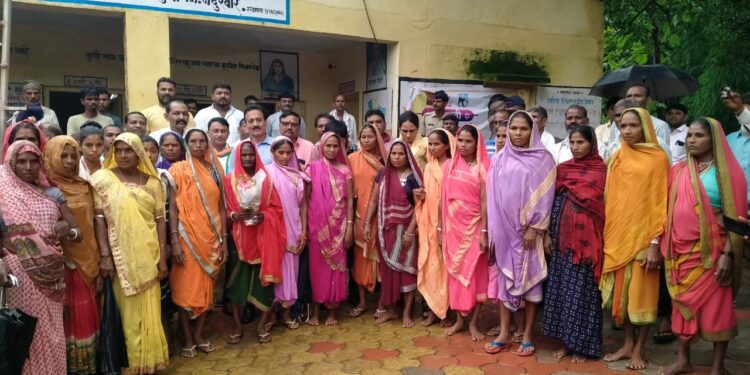 राष्ट्रपती द्रोपदी मुर्मू यांच्या शपथविधी सोहळ्यानिमित्त आ. गिरीश महाजन व जिल्हाधिकारी यांनी सातपुड्यात केला जल्लोष