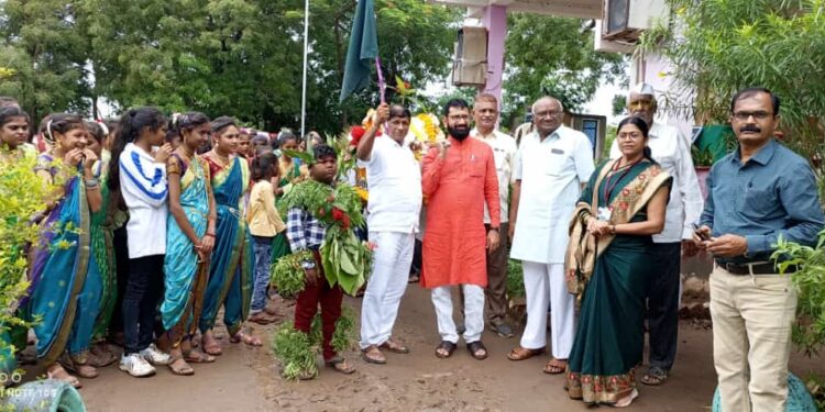 भालेर येथील कन्या विद्यालयाच्या दिंडीने वेधले गावकऱ्यांचे लक्ष