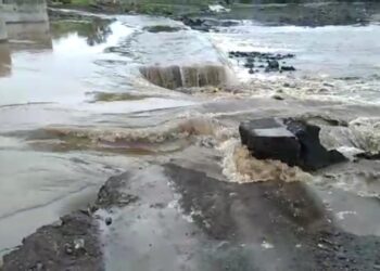 नागन नदीवरील पर्यायी पूल दोनच दिवसात गेला वाहून, थातूरमातूर कामाचा दहा गावांना फटका