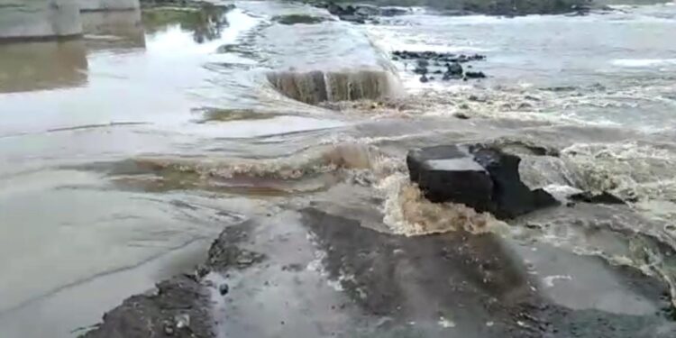 नागन नदीवरील पर्यायी पूल दोनच दिवसात गेला वाहून, थातूरमातूर कामाचा दहा गावांना फटका