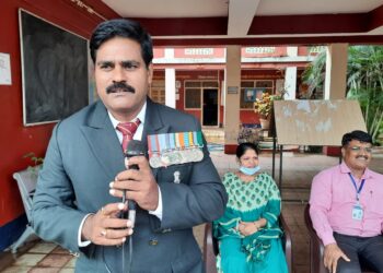 जेव्हा जवानाचा डोक्याचा अर्धा भाग हेल्मेटमध्ये अडकला एस. ए. मिशन हायस्कूलमध्ये कारगिल दिवसानिमित्त मा.जवानाने सांगितली कारगिल युद्धातील घटना