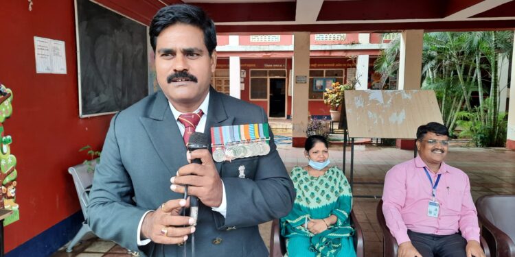 जेव्हा जवानाचा डोक्याचा अर्धा भाग हेल्मेटमध्ये अडकला एस. ए. मिशन हायस्कूलमध्ये कारगिल दिवसानिमित्त मा.जवानाने सांगितली कारगिल युद्धातील घटना