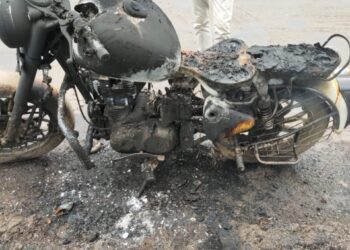 बुलेटचा स्फोट होऊन चालक गंभीररीत्या भाजला