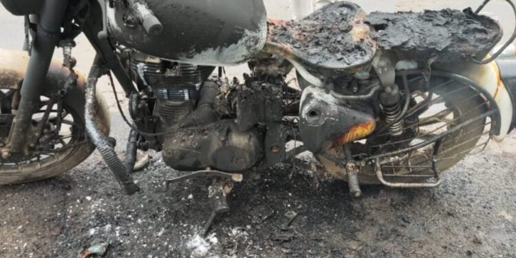 बुलेटचा स्फोट होऊन चालक गंभीररीत्या भाजला