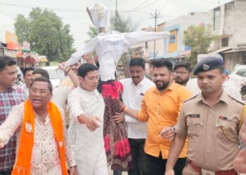 नवापूर येथे भाजपातर्फे खा.अधिररंजन चौधरी यांच्या पुतळ्याला मारले जोडे, निषेध मोर्चा काढत दिले निवेदन