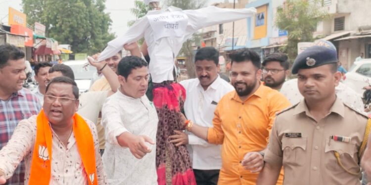 नवापूर येथे भाजपातर्फे खा.अधिररंजन चौधरी यांच्या पुतळ्याला मारले जोडे, निषेध मोर्चा काढत दिले निवेदन