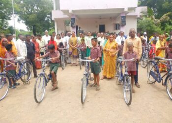 भालेर येथील क. पू. पाटील विद्यालयात खा. हिना गावीत यांच्या हस्ते ७५ सायकलींचे मोफत वाटप