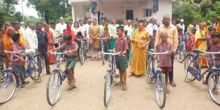 भालेर येथील क. पू. पाटील विद्यालयात खा. हिना गावीत यांच्या हस्ते ७५ सायकलींचे मोफत वाटप