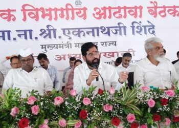 सर्व प्रशासकीय विभागांनी सांघिकपणे काम करीत विकास कामांना गती द्यावी : मुख्यमंत्री एकनाथ शिंदे