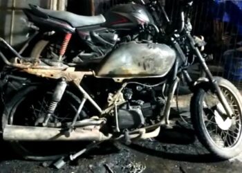 शहादा शहरात मध्यरात्री अज्ञात व्यक्तींनी दोन दुचाकी व चार जनरेटर पेट्रोल टाकून जाळल्या